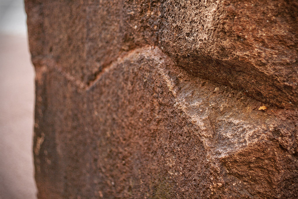 Der Menhir besteht aus dem regionalen Porphyrgestein.