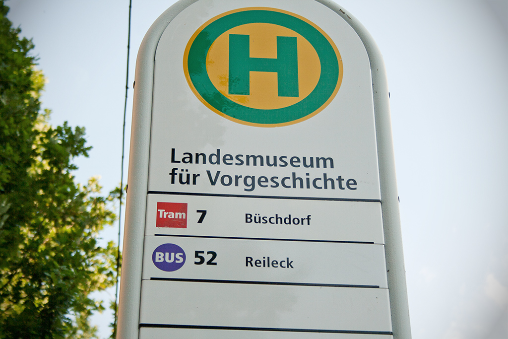 Mit Straßenbahn und Bus gelangt man genau vor den Stein und das Museum.